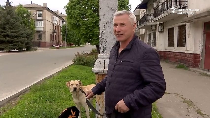 Video: Nevidomý Ukrajinec venčí psa i při ruském ostřelování